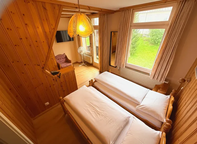 Classic Triple Room - Alpine Comfort bedroom